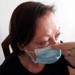 Dedos índice y pulgar presionando la mascarilla sobre la nariz.